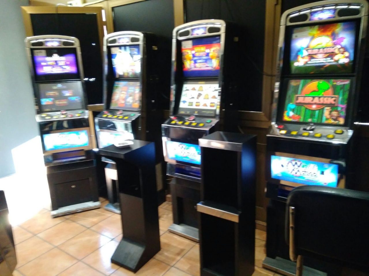 Slot machine nel bar multa salata e sequestro