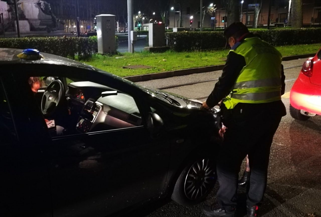 Controlli notturni sequestrata auto senza assicurazione