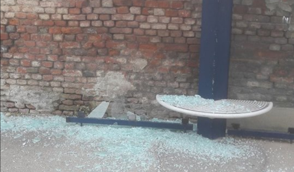 Vandali distruggono pensilina