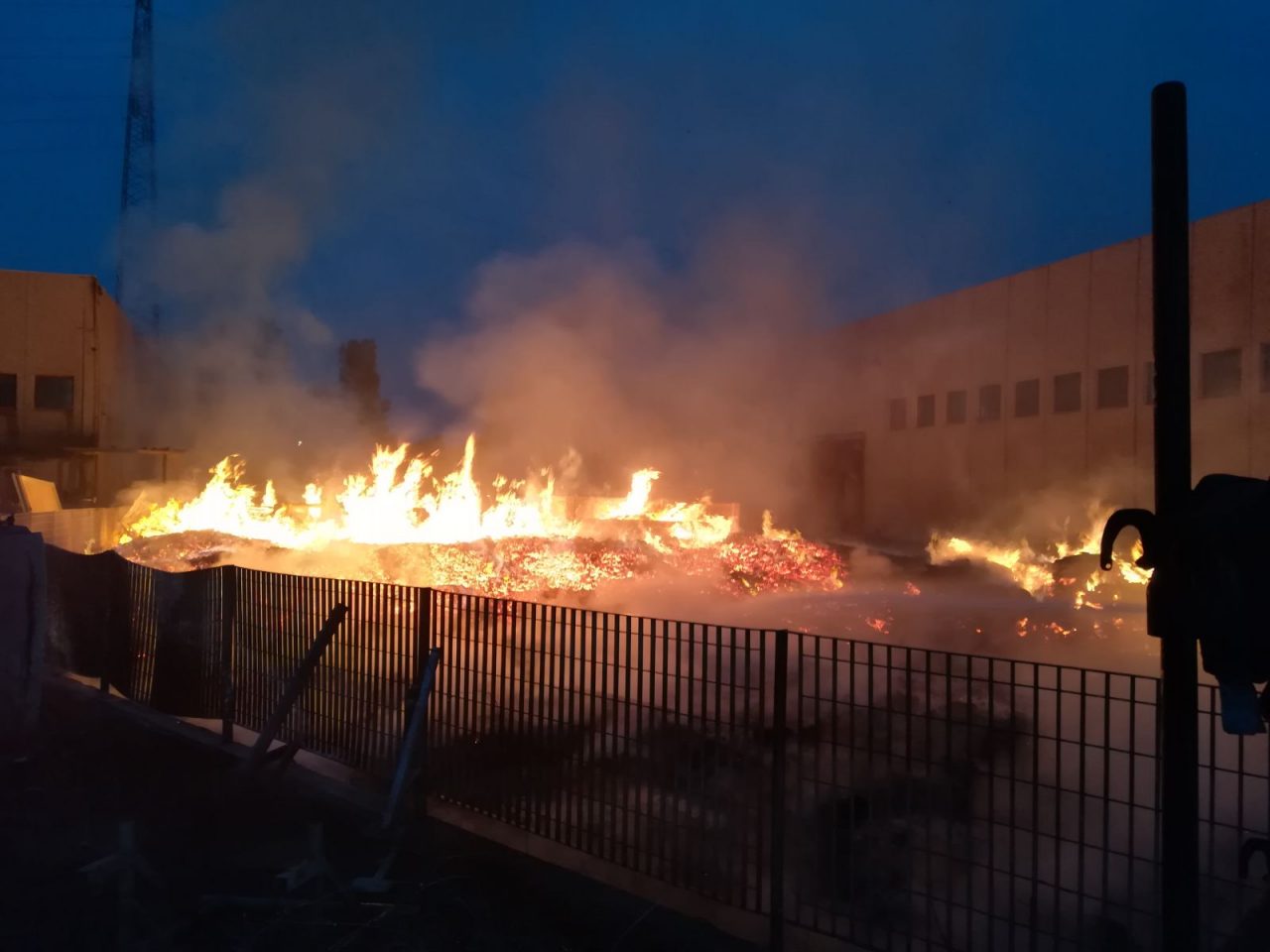 Incendio capannone a Settimo Torinese
