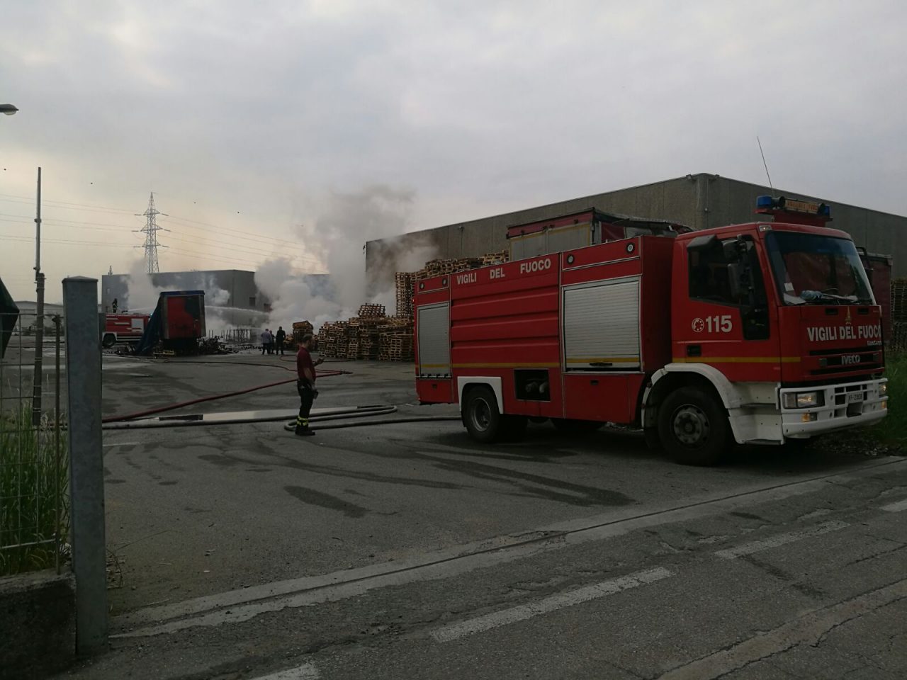 Incendio capannone a Settimo I VIDEO