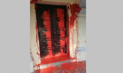 Vandali in chiesa imbrattano la porta di vernice rossa