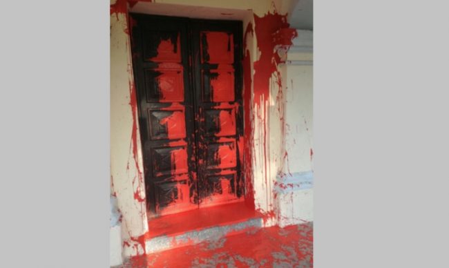 Vandali in chiesa imbrattano la porta di vernice rossa
