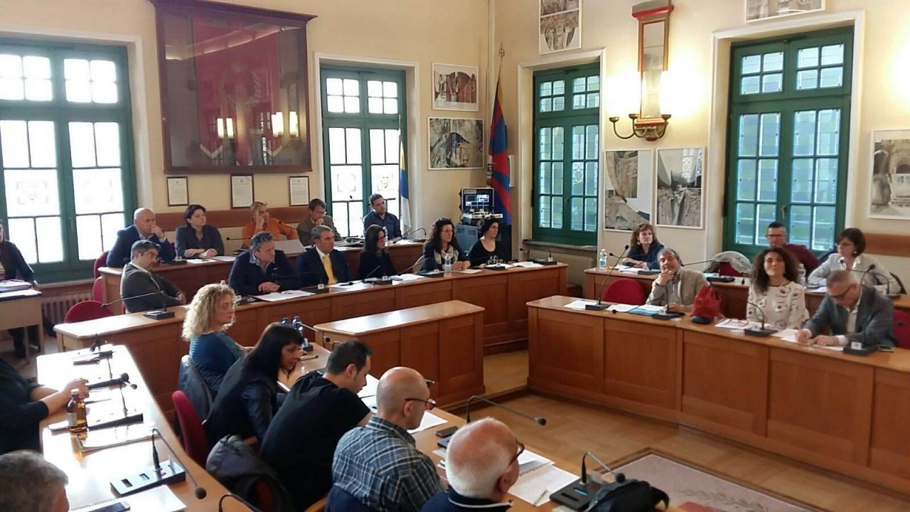 Cinque Stelle abbandonano il Consiglio la seduta riprende oggi