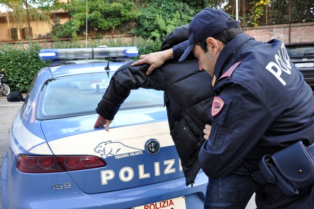 Chiedeva troppi soldi ai nonni, arrestato per estorsione