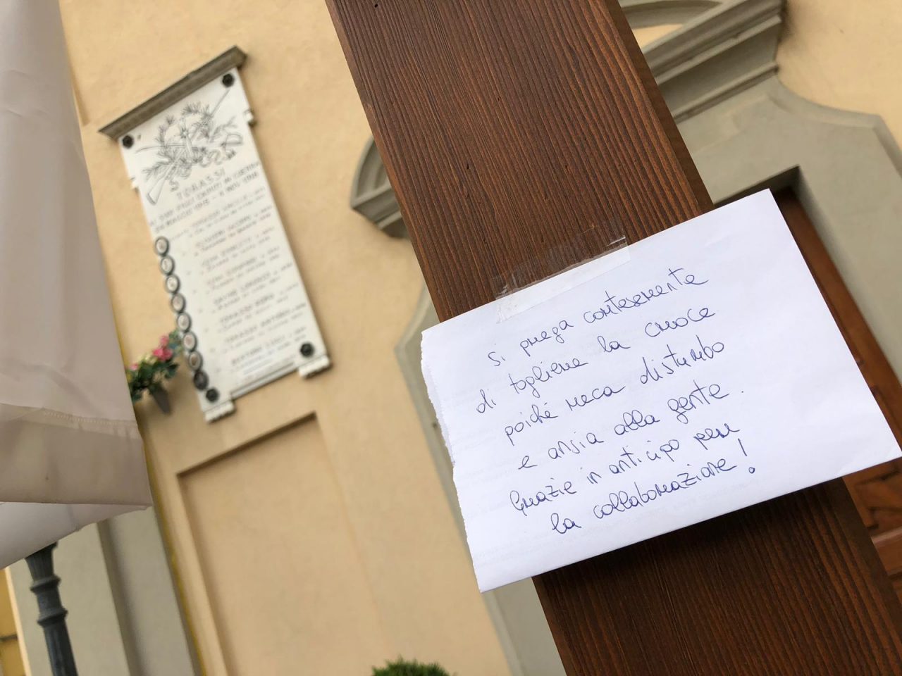 “Togliete croce dalla chiesa: crea ansia”