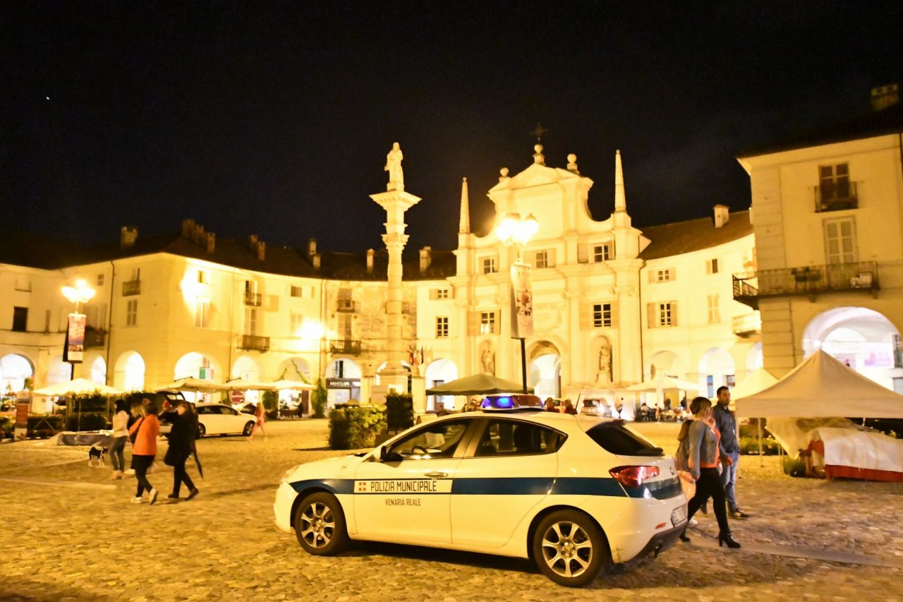 Multe a raffica per le auto parcheggiate in piazza