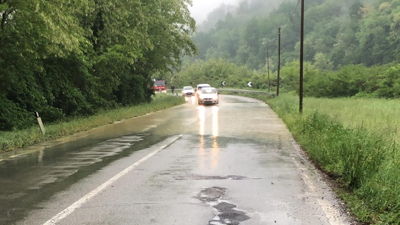 Esondano rogge strade e campi allagati | Già un incidente