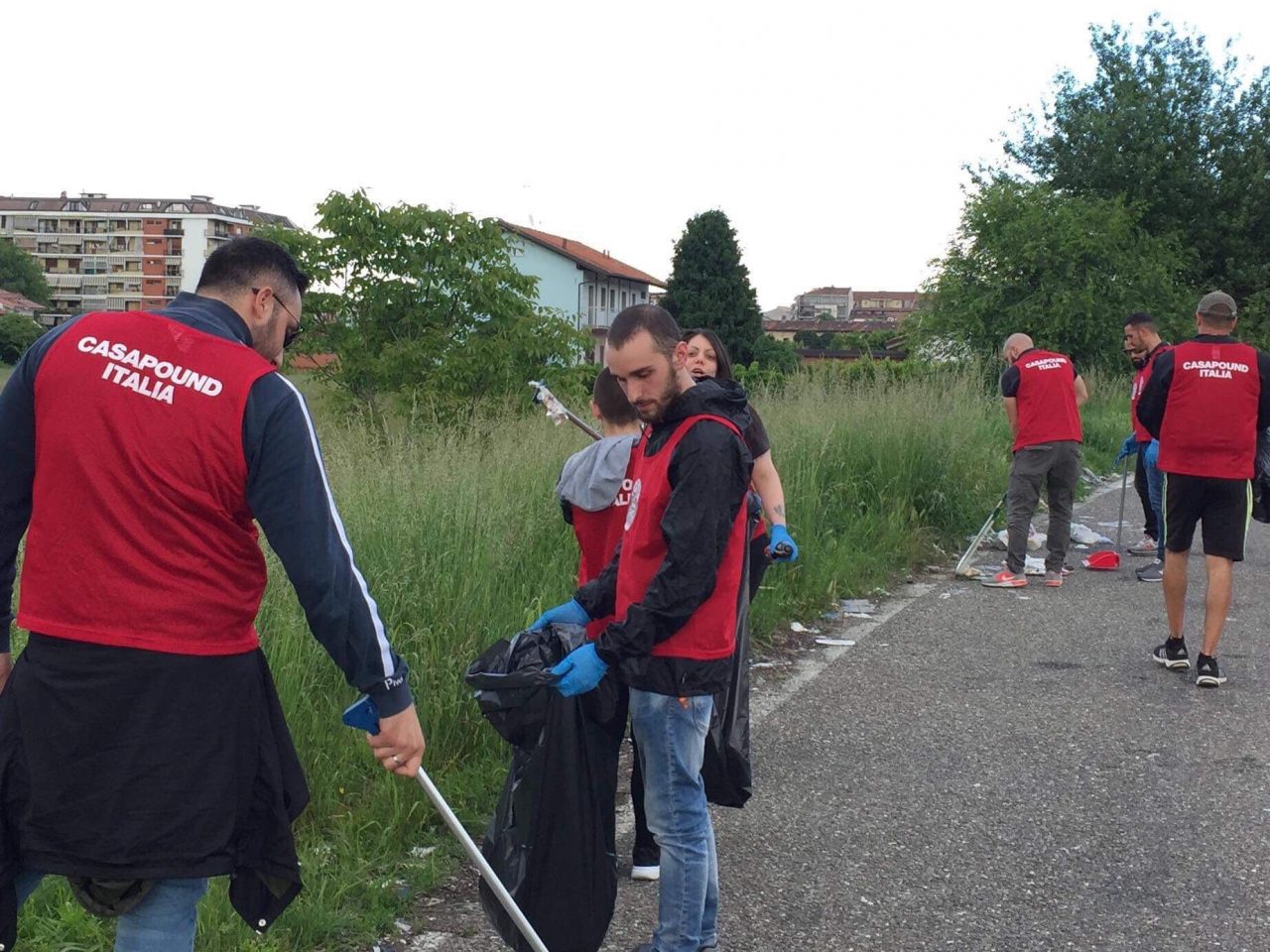 Casapound pulisce le strade