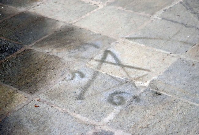 Tombe profanate da una setta satanica