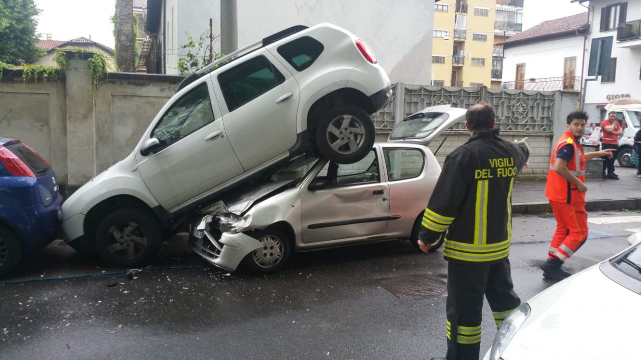Auto si schianta contro suv parcheggiato