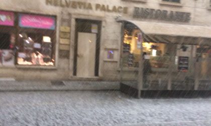 Forte grandinata e nubifragio disagi in tutta la città | IL VIDEO