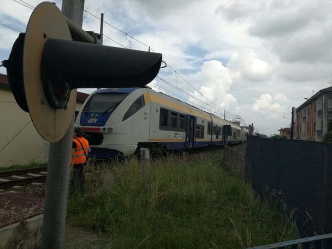 Treni in tilt camion trancia fili elettrici