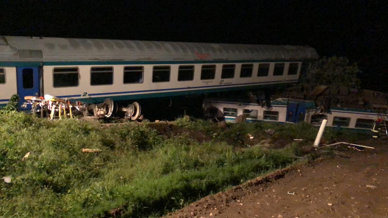 Treno deragliato al passaggio a livello di Caluso