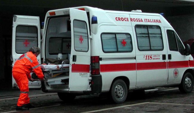 Incidente tra bus e auto: 10 feriti