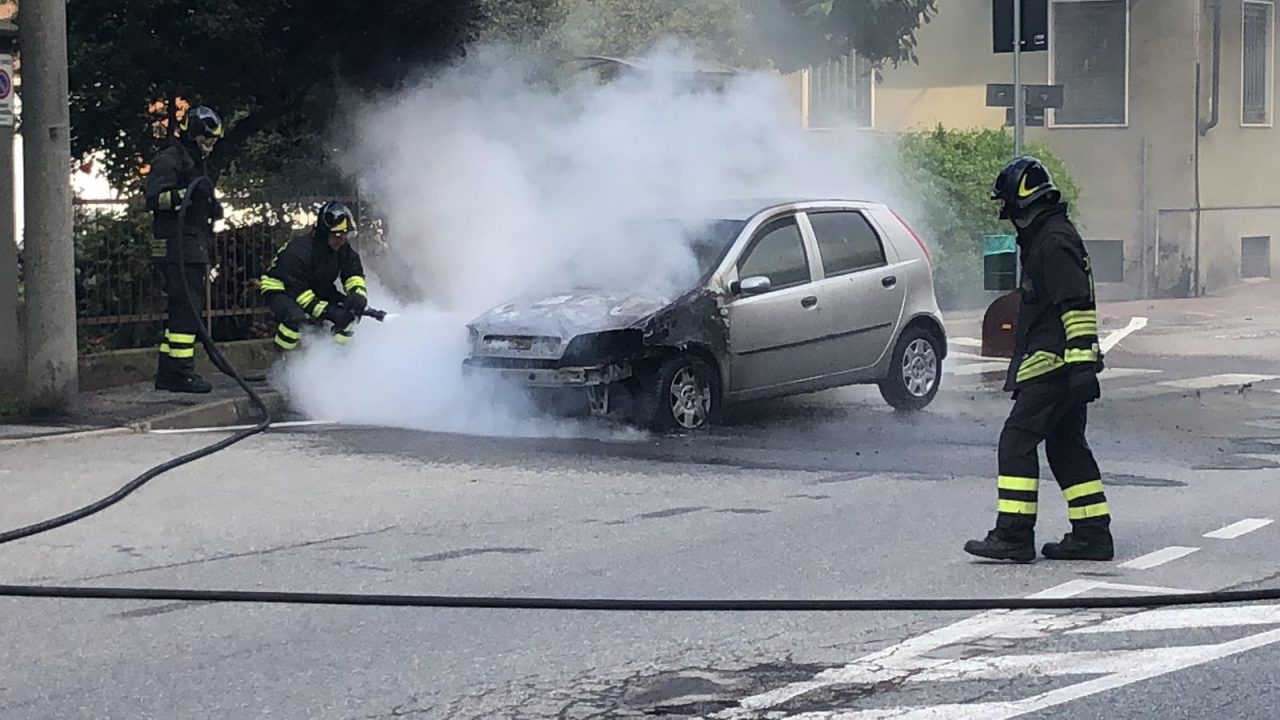 Auto brucia passeggeri salvi per miracolo