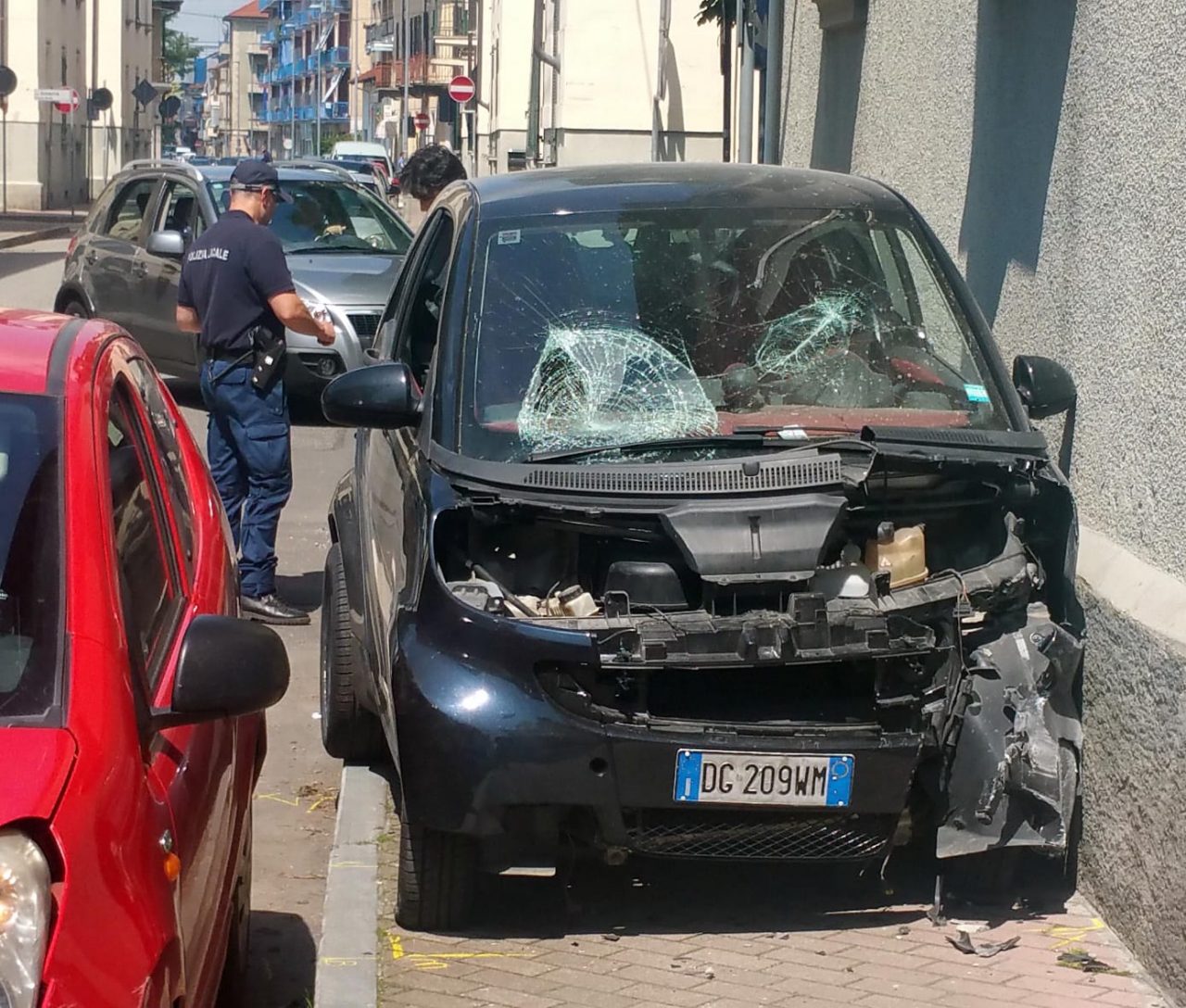 Investe con l’auto il rivale in amore