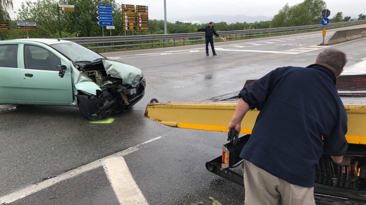 Chivasso ovest ennesimo schianto auto contro tir