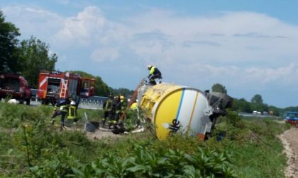 Camion cisterna si ribalta sull’autostrada A5 nei pressi di Volpiano