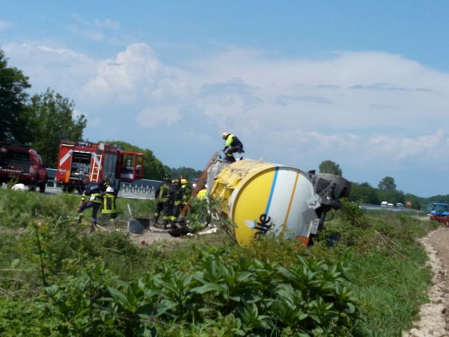 Camion cisterna si ribalta sull’autostrada A5 nei pressi di Volpiano