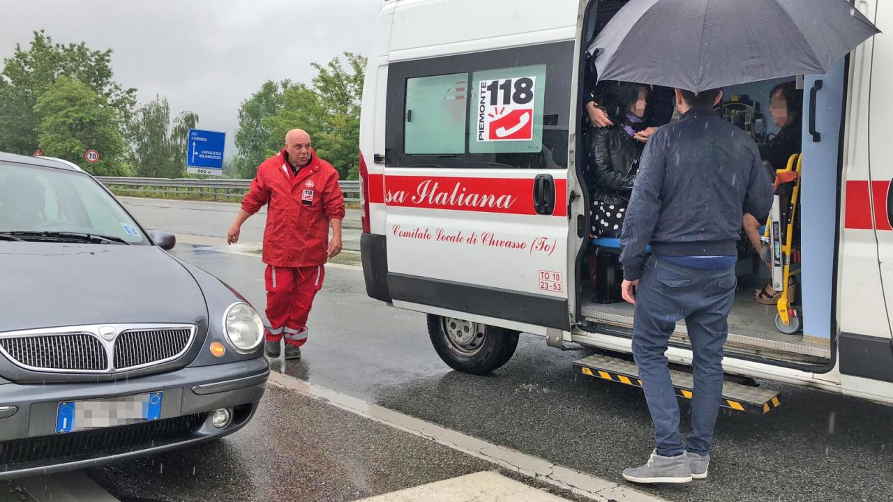 Doppio incidente in tangenziale: lunghe code. Fortunatamente le persone a bordo dei veicoli non sono in pericolo di vita.