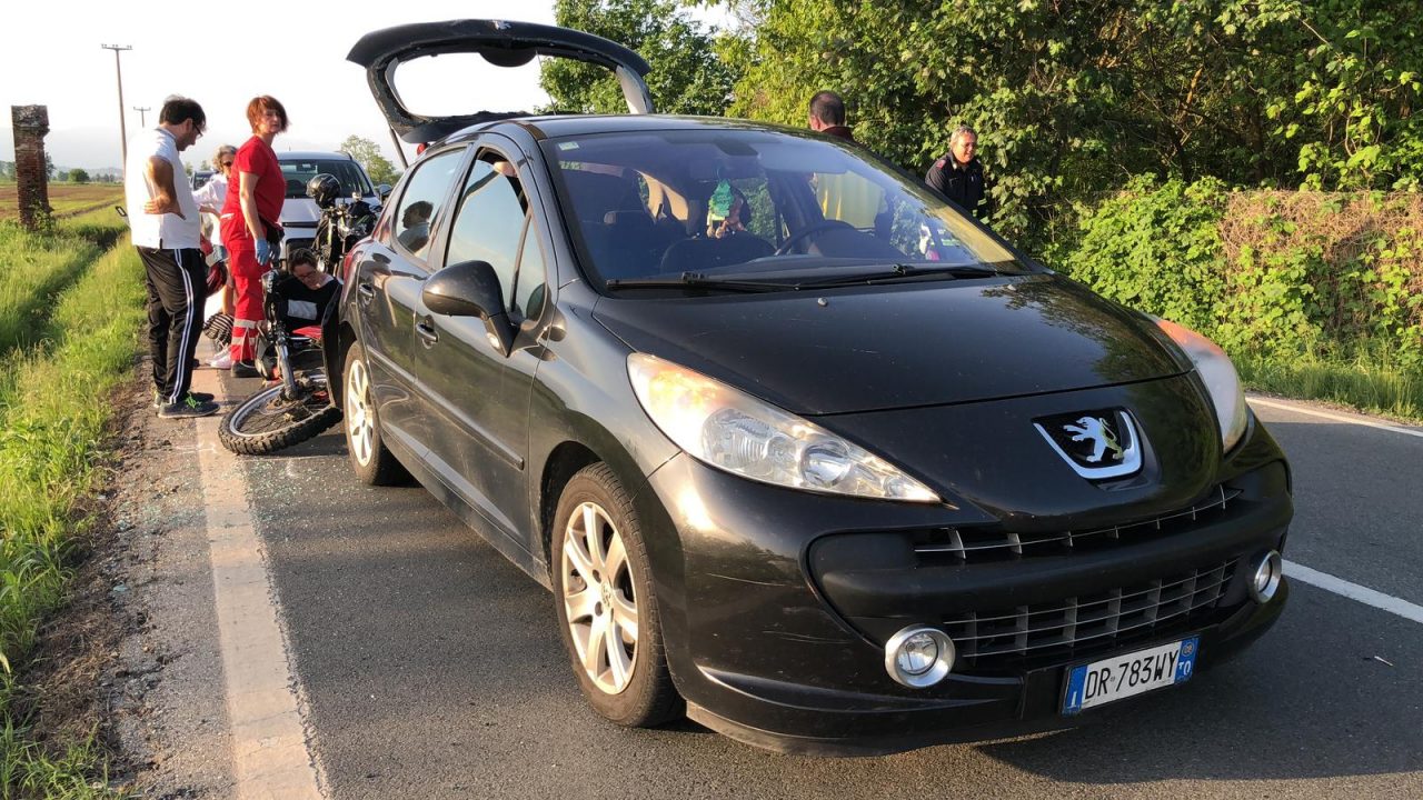 Incidente a Chivasso scontro tra auto e una moto