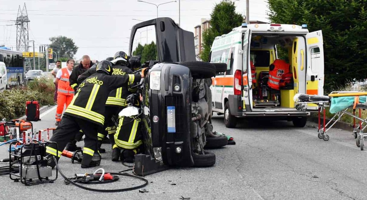 Grave incidente in corso Garibaldi coinvolte due auto