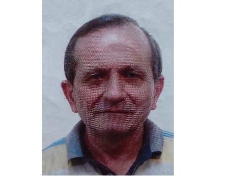 Trova il fratello morto sul divano