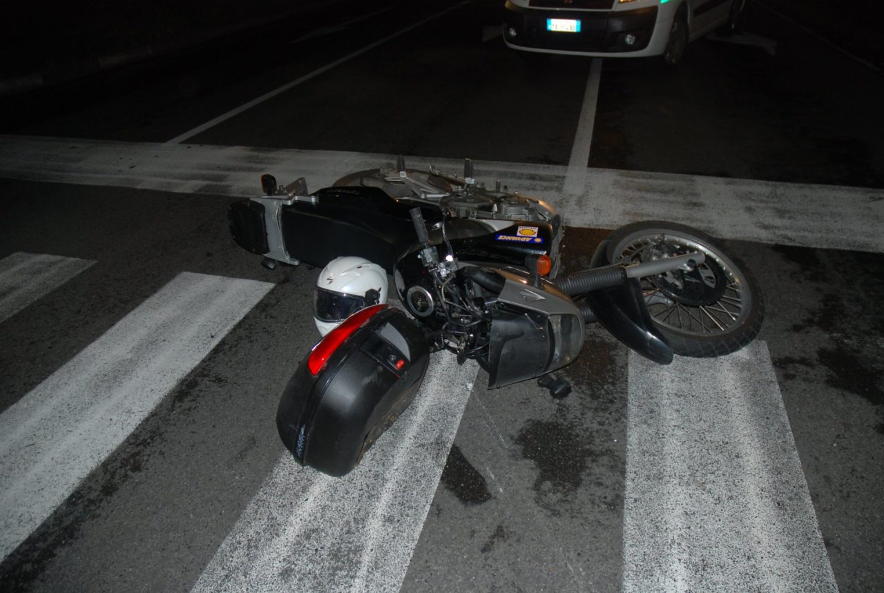 Incidente stradale motociclista ferito