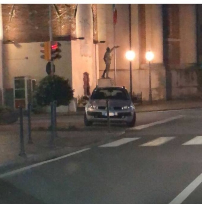 Parcheggio pericoloso la denuncia del Comune