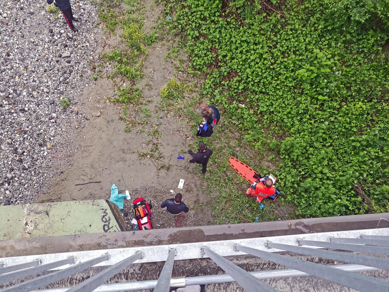 Uomo caduto dal ponte salvato in extremis LE FOTO