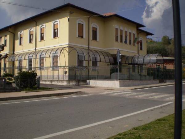 Cade finestra studente ferito