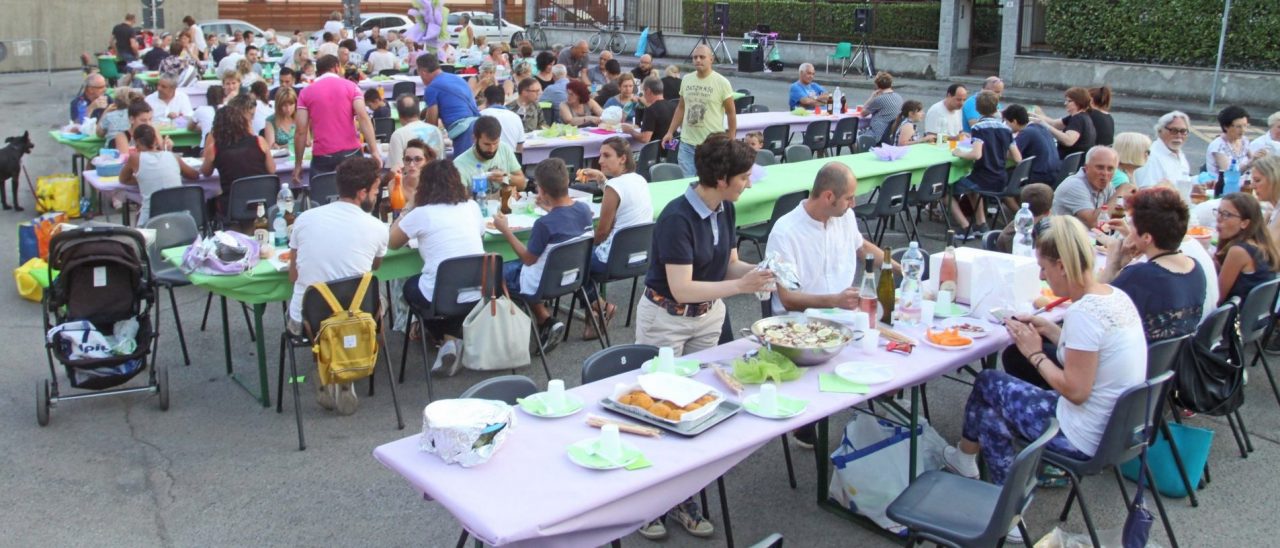 Cena di quartiere e pulizia condivisa del parcheggio