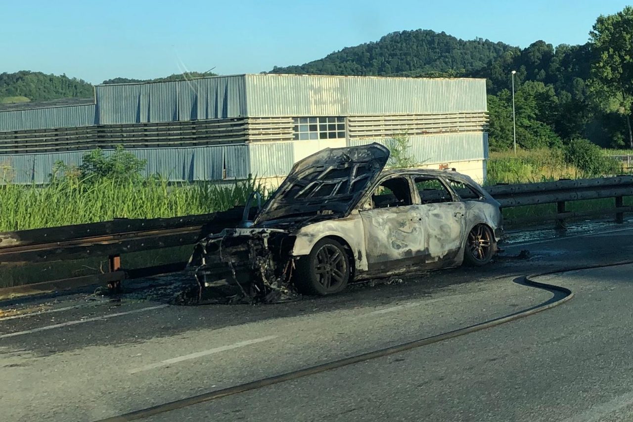 Incendio macchina vicino al ponte