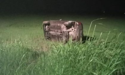 Auto ribaltata nella risaia