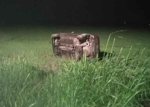 Auto ribaltata nella risaia