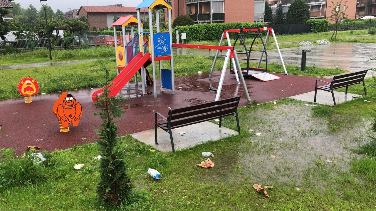 Vandali e rifiuti padroni della città