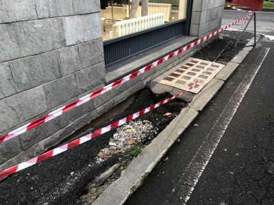 Marciapiedi distrutti ATTENZIONE