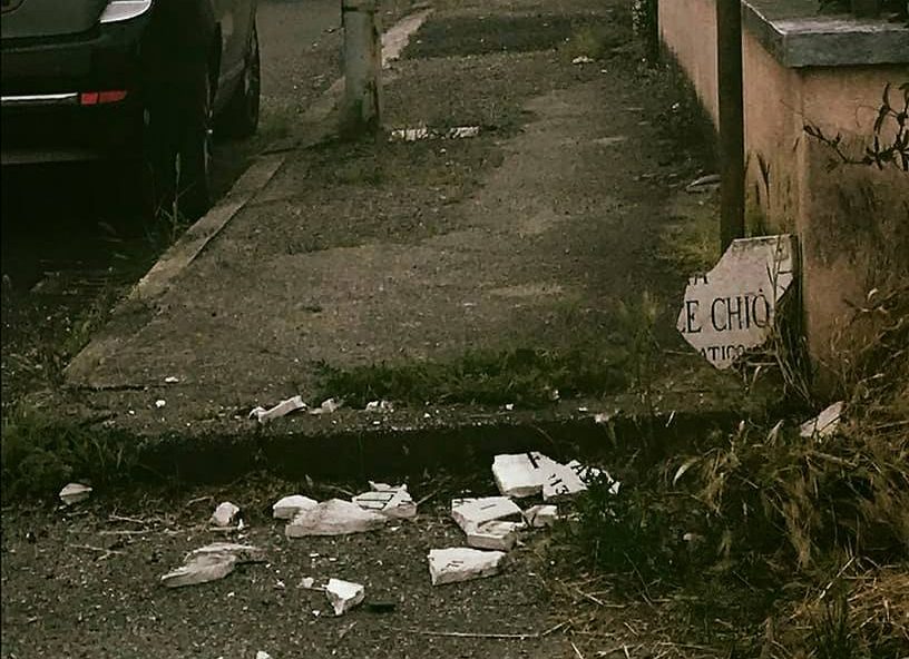 Città nelle mani dei vandali DISTRUTTA TARGA STORICA