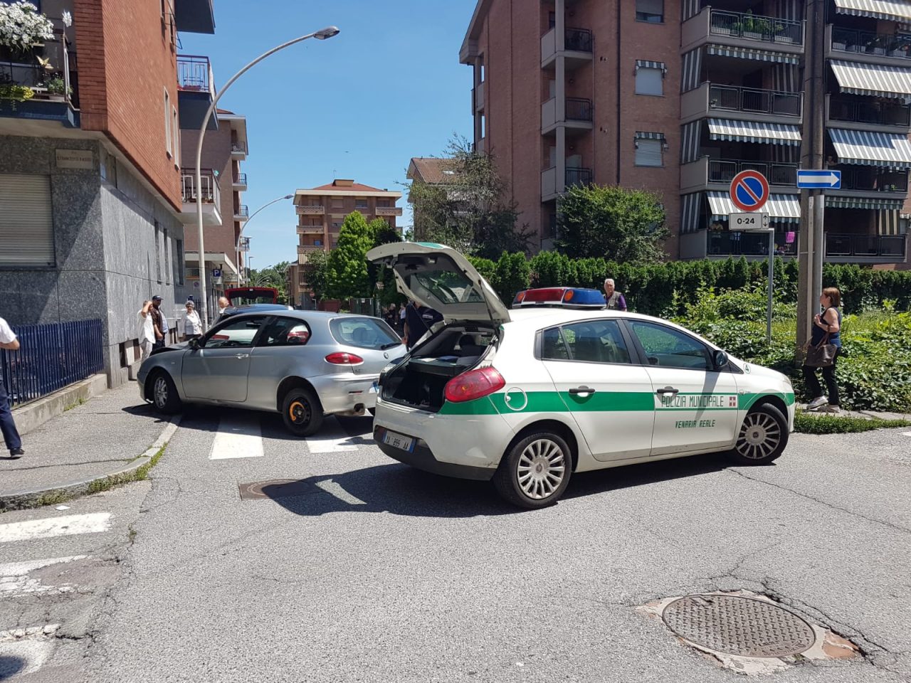 Agente ferito dopo inseguimento con ladri di tombini