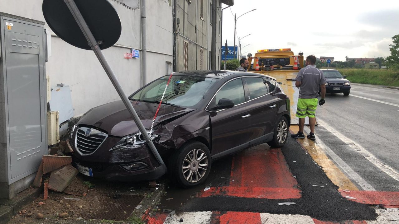 Fa inversione a U e provoca incidente LE FOTO