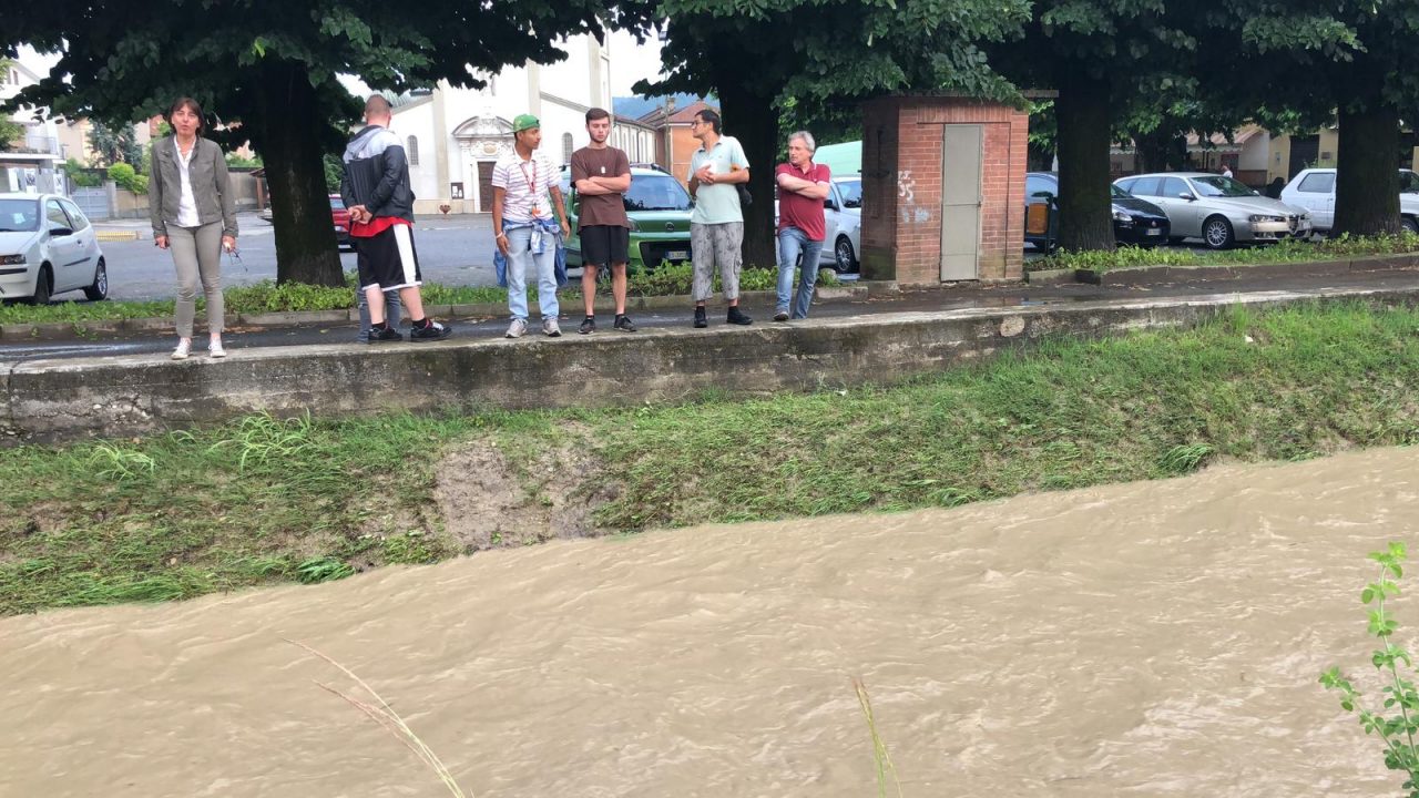 Bomba d’acqua su Lauriano paese invaso da acqua e fango | I VIDEO