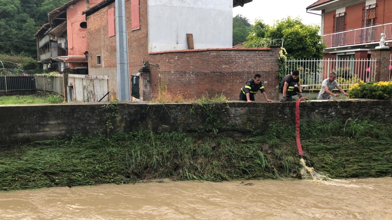 Bomba d’acqua su Lauriano paese invaso da acqua e fango | LE FOTO