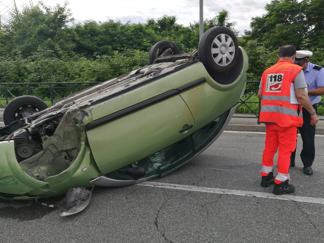 Auto ribaltata ferita una ragazza | LE FOTO