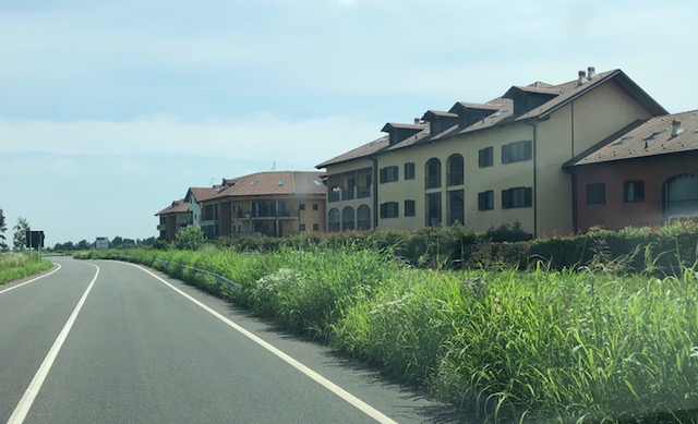 Erba alta lungo strade esplode polemica