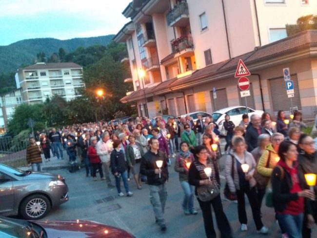 Velisti scomparsi la fiaccolata