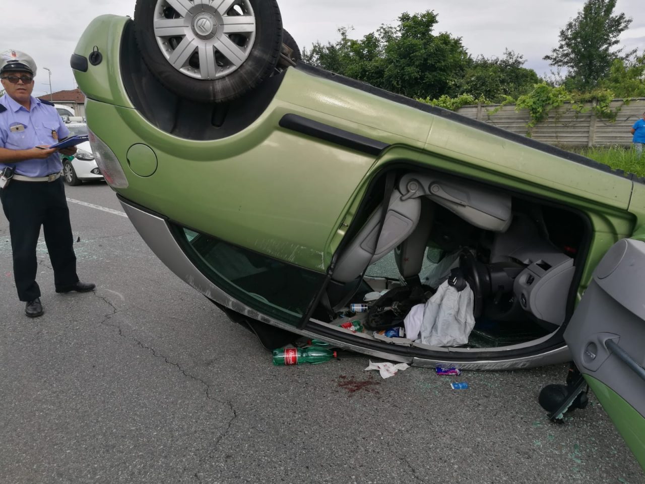 Auto ribaltata ferita una ragazza