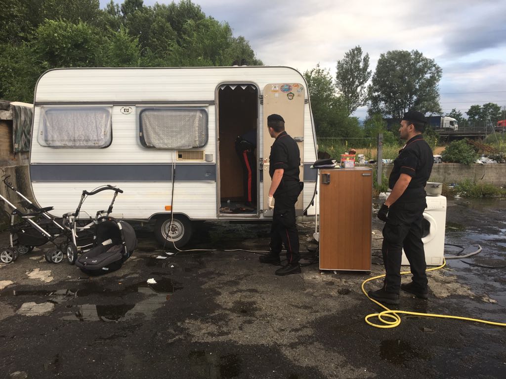 Campo Rom strada aeroporto, perquisizioni e arresti | VIDEO