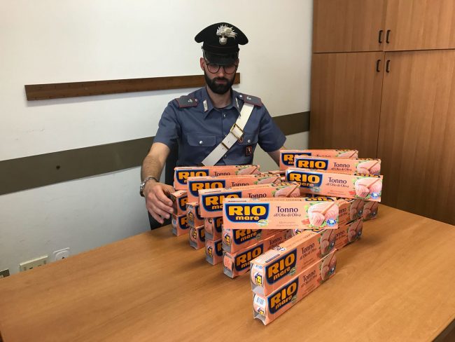 Ladri di tonno arrestati in un supermercato