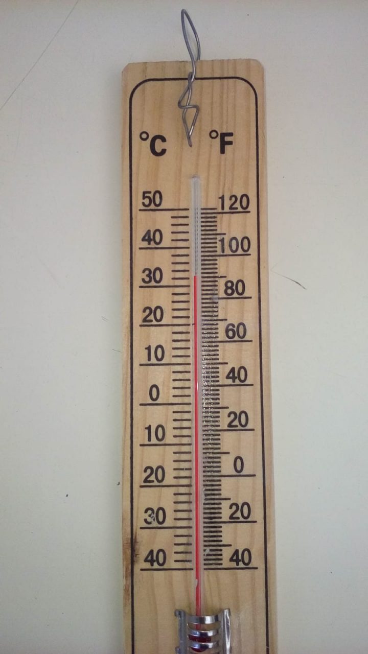 Troppo caldo all’asilo i bimbi dormono in cortile